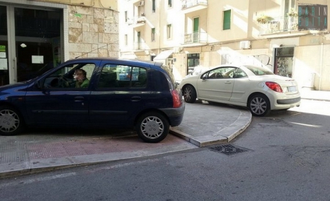 Carrassi, auto parcheggiate sugli scivoli dei disabili: il Comune si � scordato i paletti